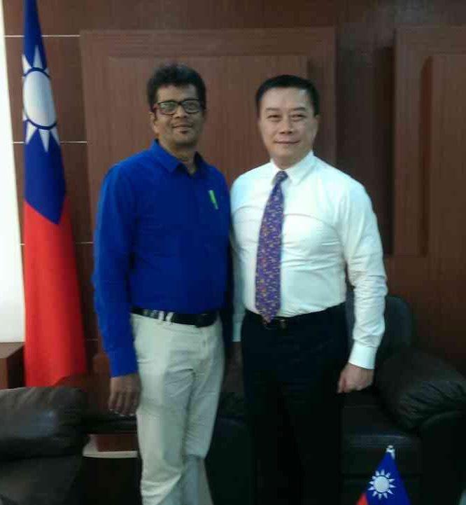 Director General Charles Li(R)
Mr. P. Arokiavel (L)