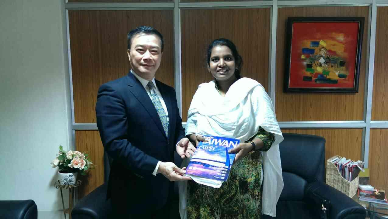 Director General Charles Li　(L); Mrs. Angeline Premalathaa(R)
2017.01.12