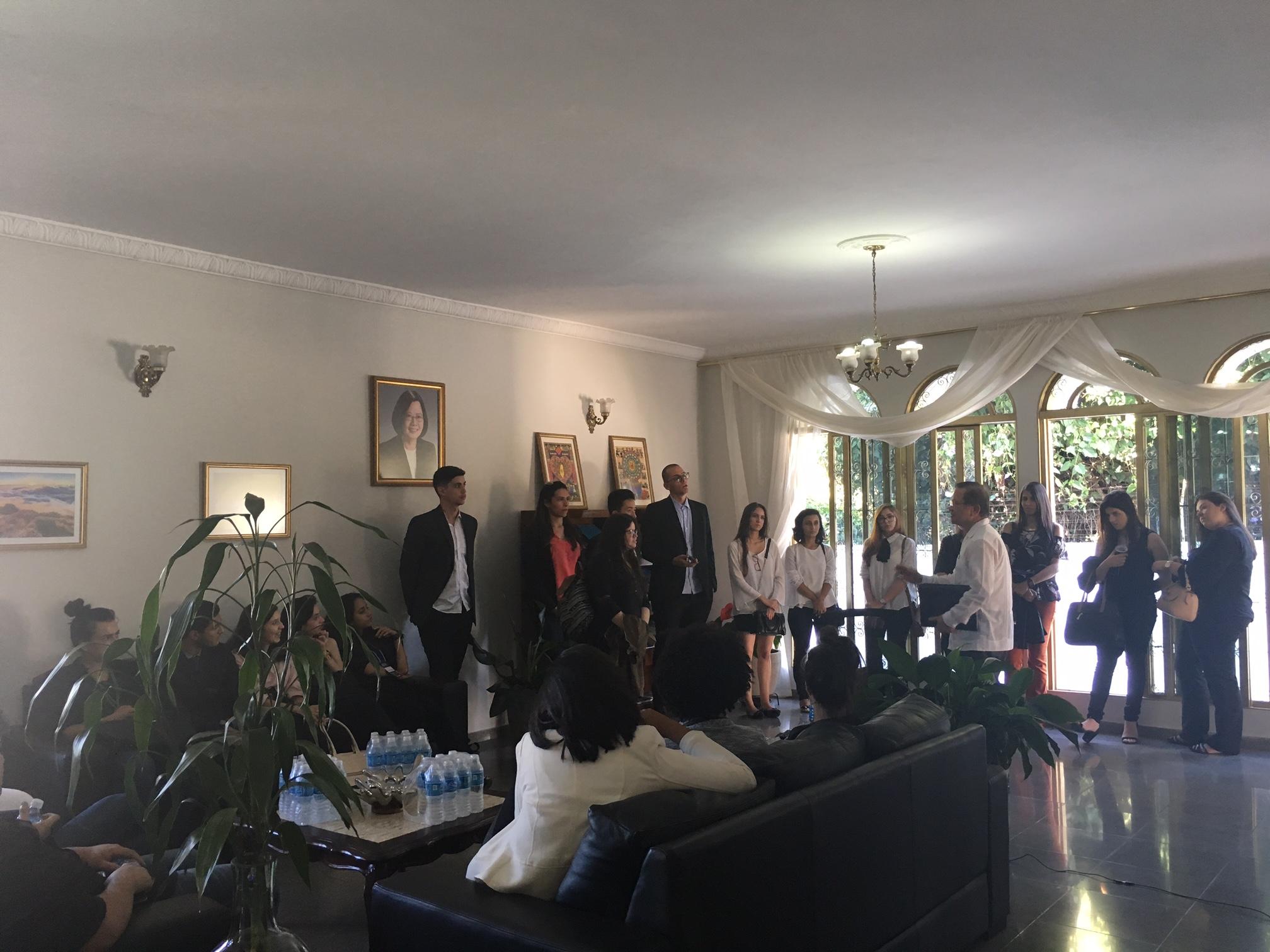 本處蔡大使回應來處拜會的巴西哥雅思州宗座大學學生的提問，說明兩國交流情形。