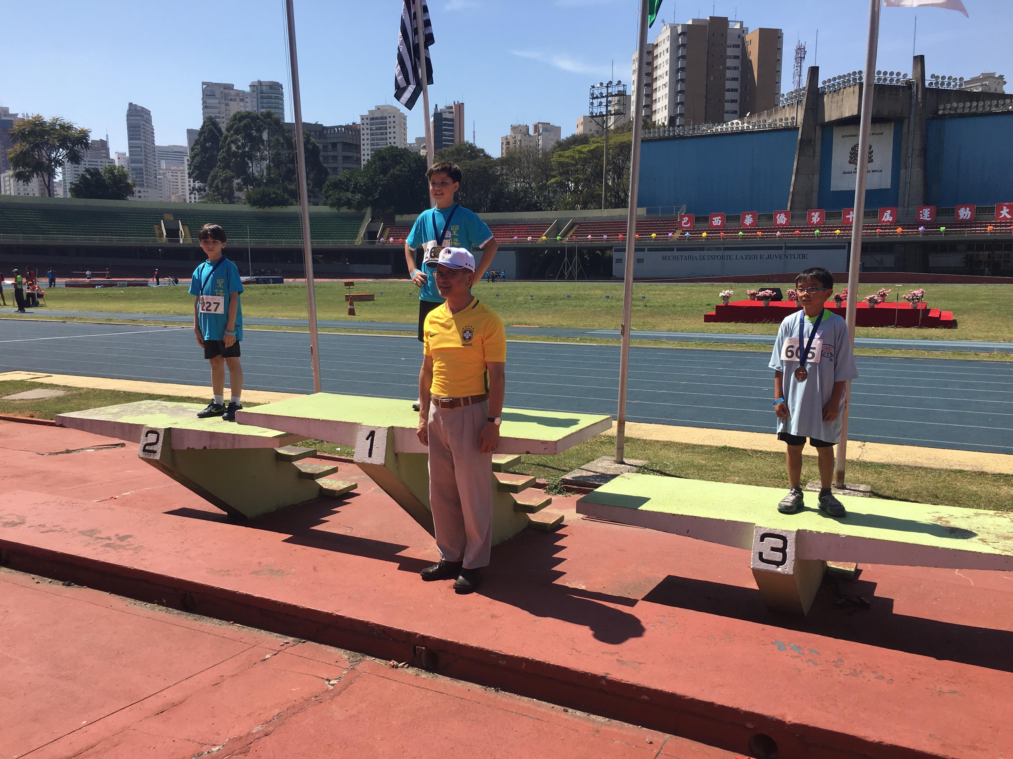 蔡大使應邀參加第十屆巴西華僑運動大會，並頒獎給參賽得獎的選手。