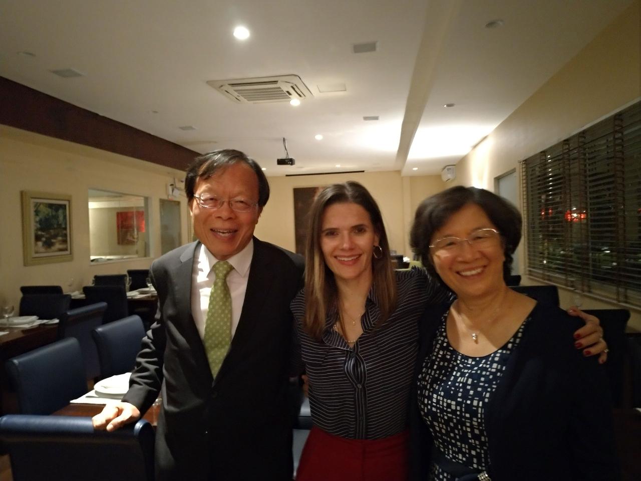 本(9)月初方雪麗(Dra Shirley C. Franco)博士返巴京探親，應何大使夫婦邀約聚晤。
方博士為臺灣政治大學兼任教授，與擔任巴西駐臺代表的夫婿共同在臺生活多年，熱心推動臺灣與巴西兩國的文化與學術交流。