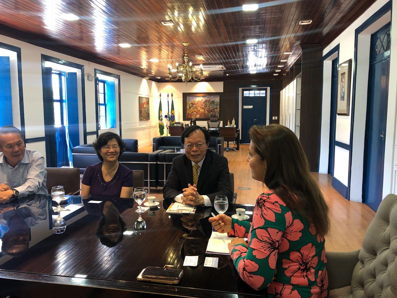 何大使夫婦本年8月底赴巴西東北部佛塔雷沙市(Fortaleza, CE)出席南美共市盃高爾夫球賽活動時，曾拜會佛塔雷沙市政府，介紹臺灣，加強雙方互動。