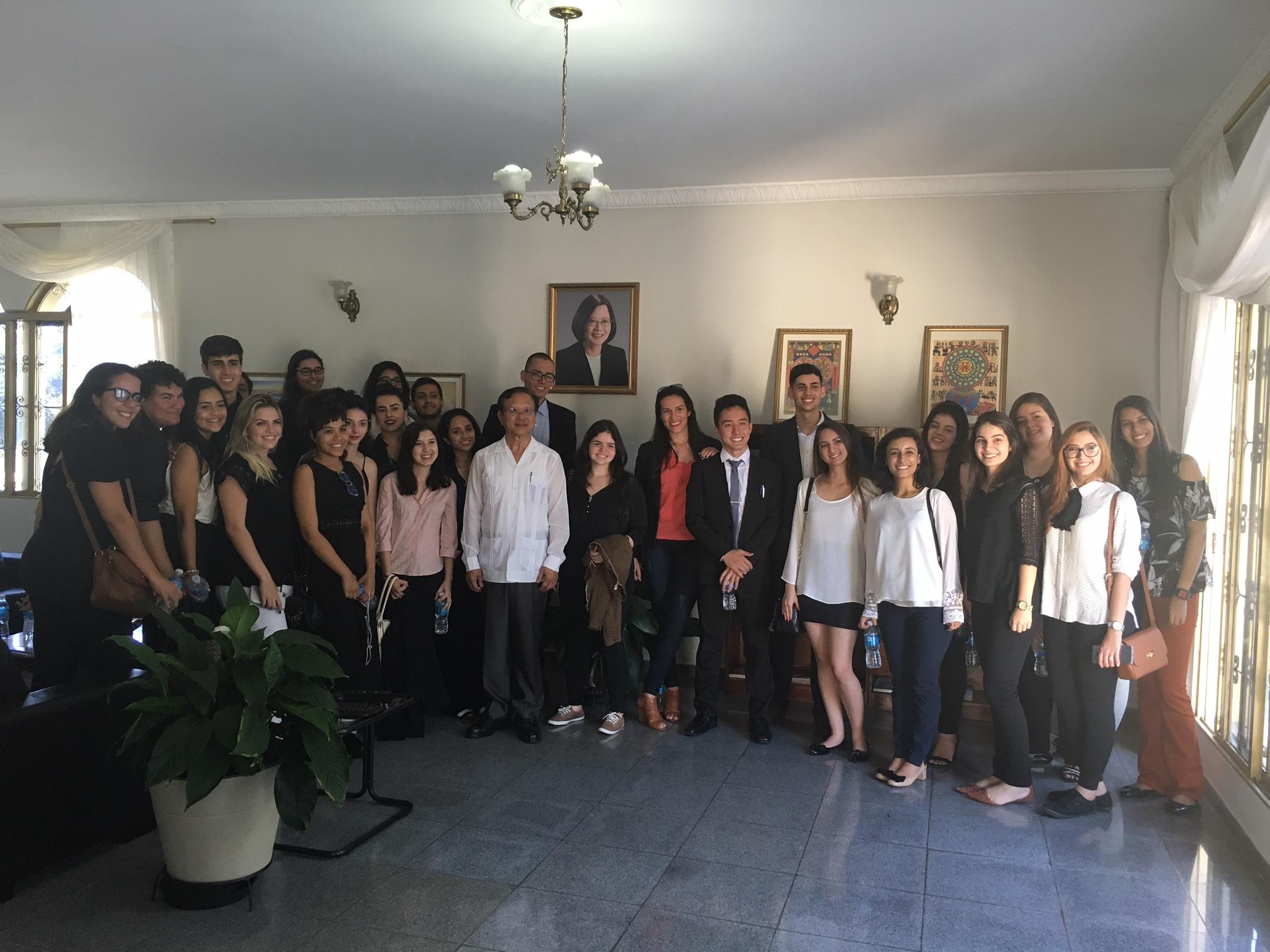 Os estudantes de Relações Internacionais da Pontifícia Universidade Católica de Goiás – PUC Goiás, estiveram no Escritório e foram recebidos pelo Embaixador Issac Meng-hung Tsai. O Embaixador Tsai fez uma breve apresentação sobre Taiwan e os seus laços com o Brasil, encorajando os alunos a estudarem em Taiwan.