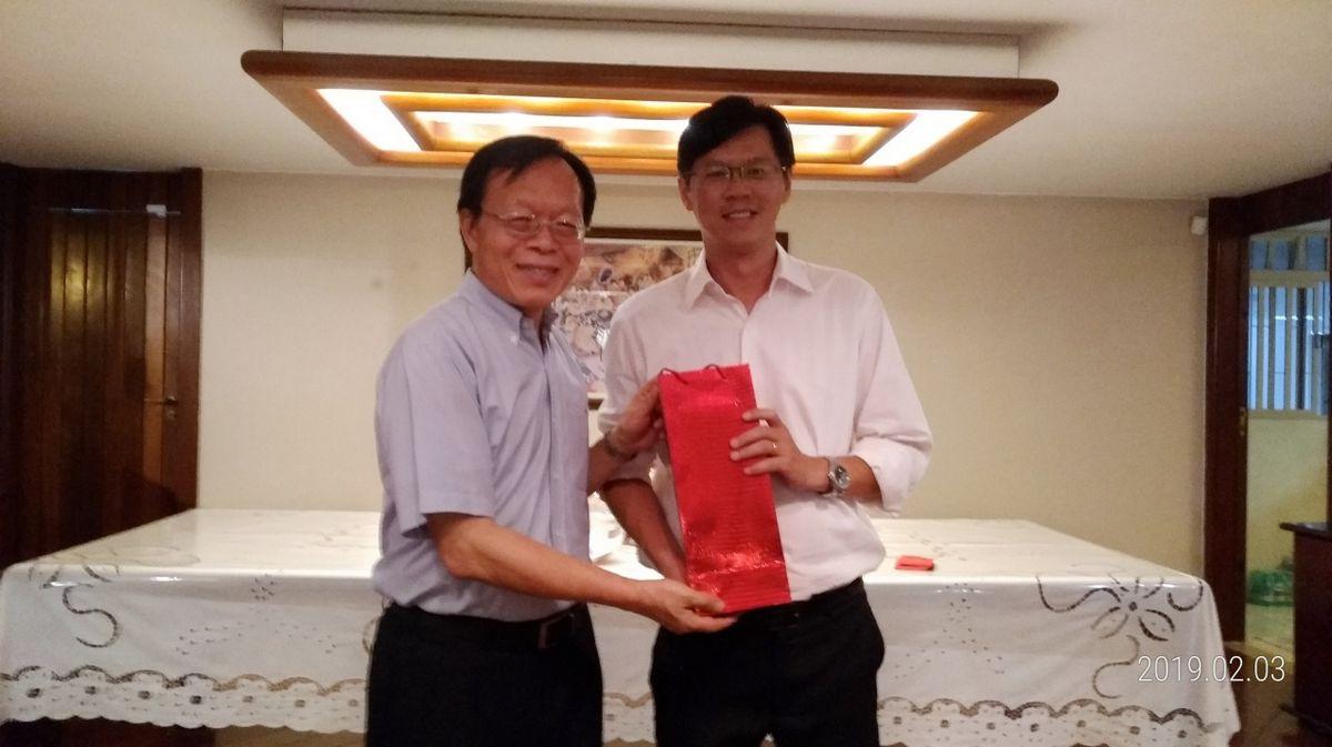 Na ocasião do jantar de confraternização de 3 de fevereiro, o Embaixador Her entregou o presente. Os presentes do ano novo lunar são maioria da cor vermelha. Sengunda a tradição, a cor vermelha simboliza sorte e prosperidade, afasta os espíritos malignos. 