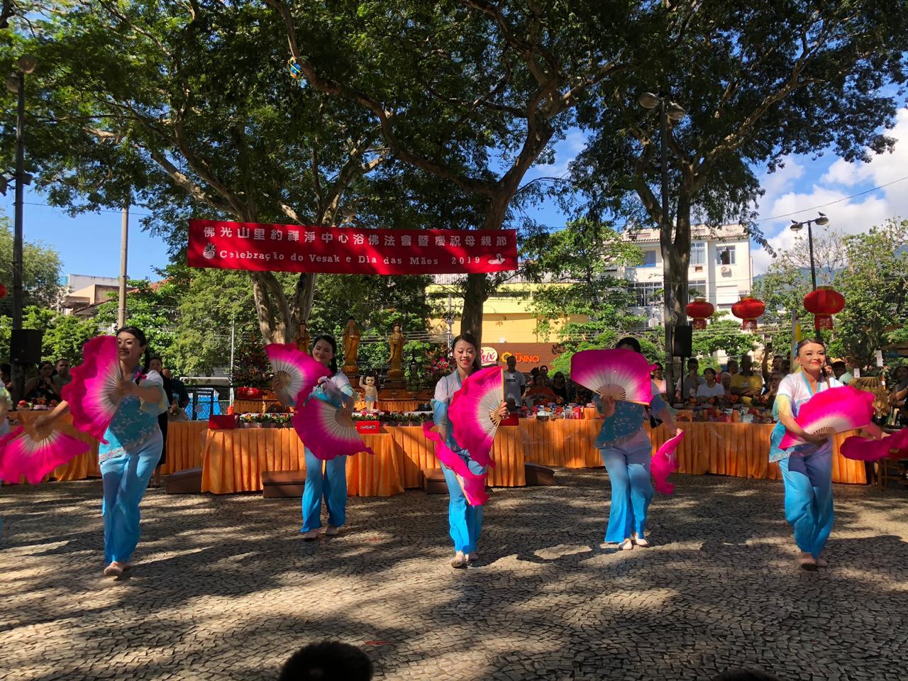 Celebração do Vesak, nascimento do Buda, realizado na Praça Edmundo Rego no Grajaú, Rio de Janeiro, no dia 19 de maio de 2019. A festividade foi organizada pelo Templo Budista Fo Guang Shan no Rio de Janeiro e sempre aproveitanado para homenagear as mães e abençoar as crianças.