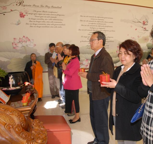 陳大使夫婦浴佛獻香