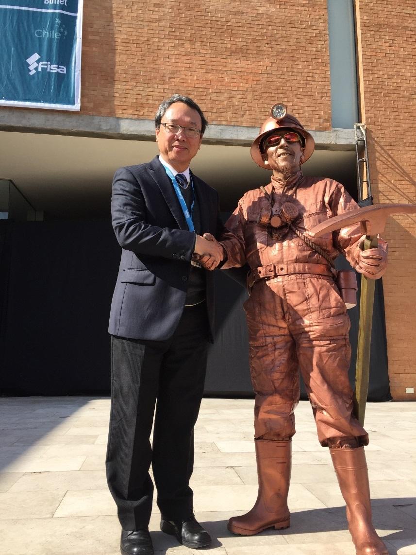 陳大使與智利礦工合影