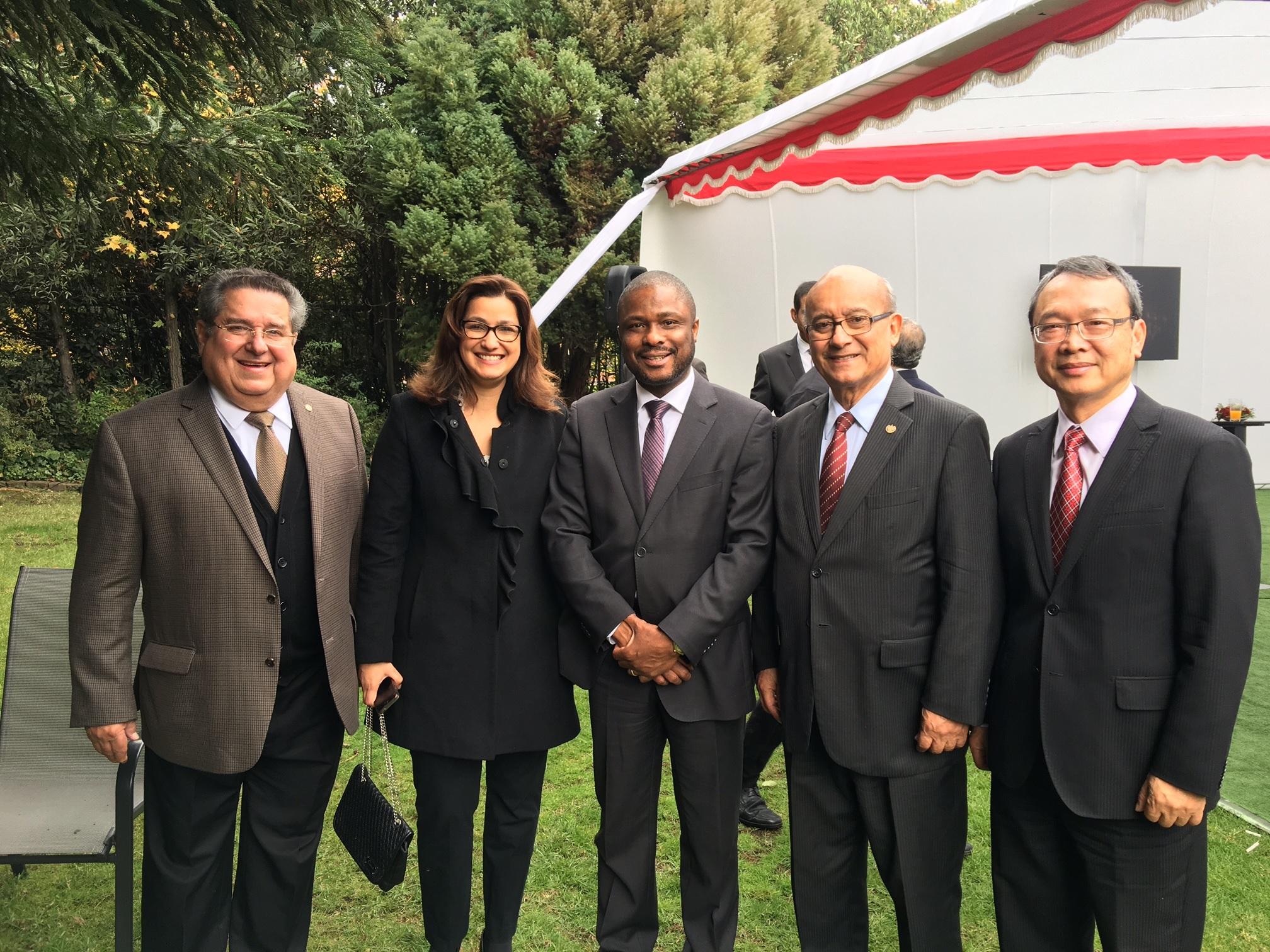 陳大使與巴拿馬大使José Antonio Sossa Rodríguez（左一）、海地大使夫婦Jean-Victor Harvel Jean-Baptiste（右三）及薩爾瓦多Víctor Manuel Valle Monterrosa大使（右二）合影