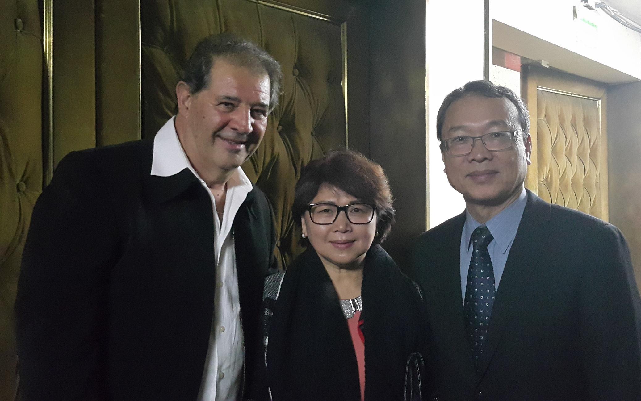 陳大使夫婦與導演Luis Vera合影