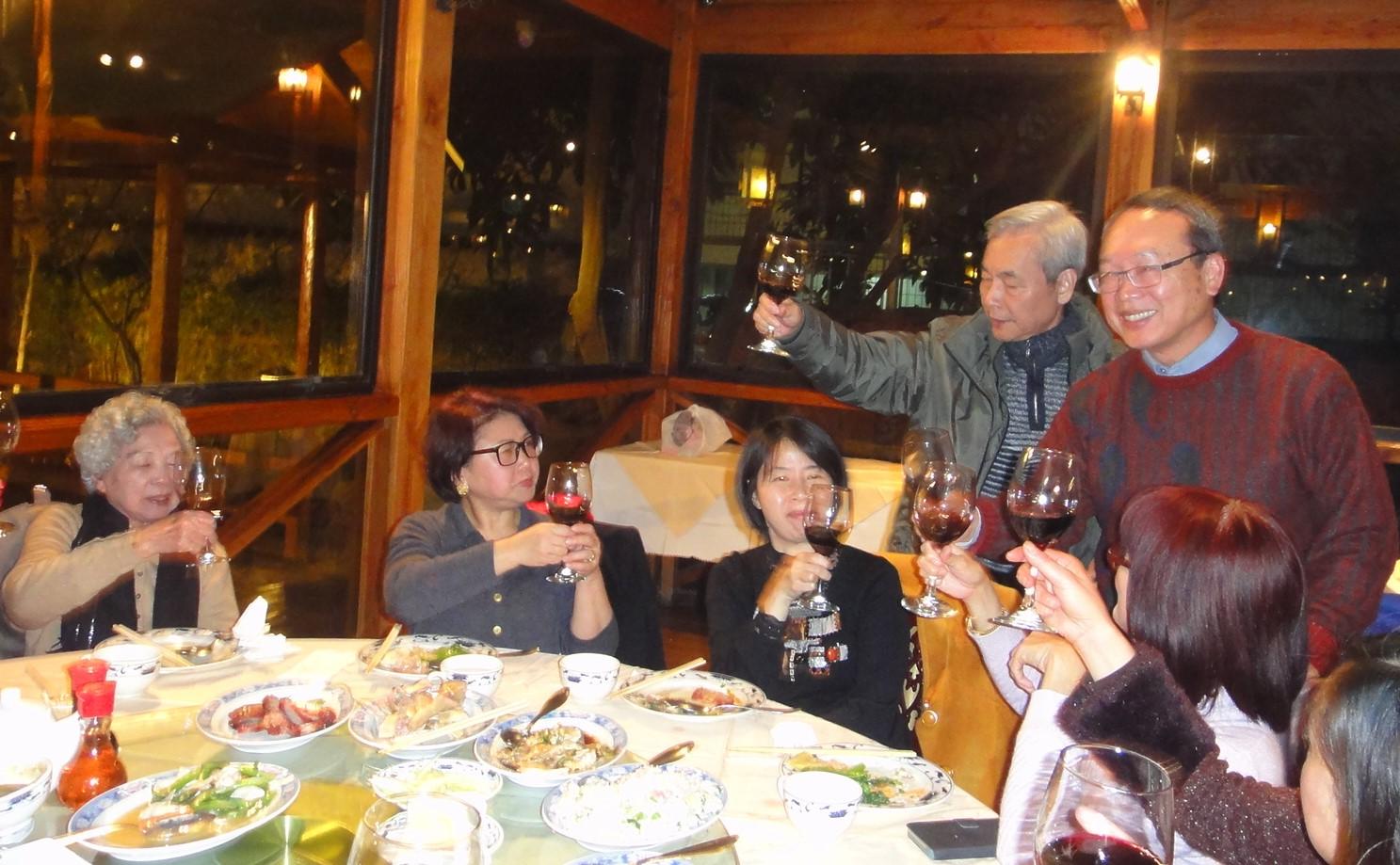 陳大使與僑務諮詢委員梁政淵向與會賓客敬酒