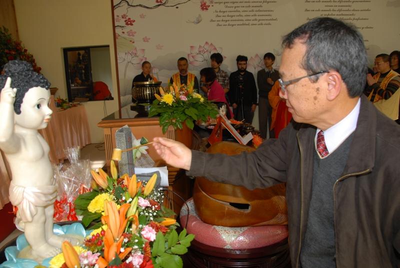 陳大使浴佛為國運祈福