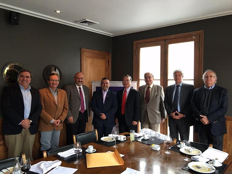 陳大使新東款宴台智商會會長Jorge Parraguez等人