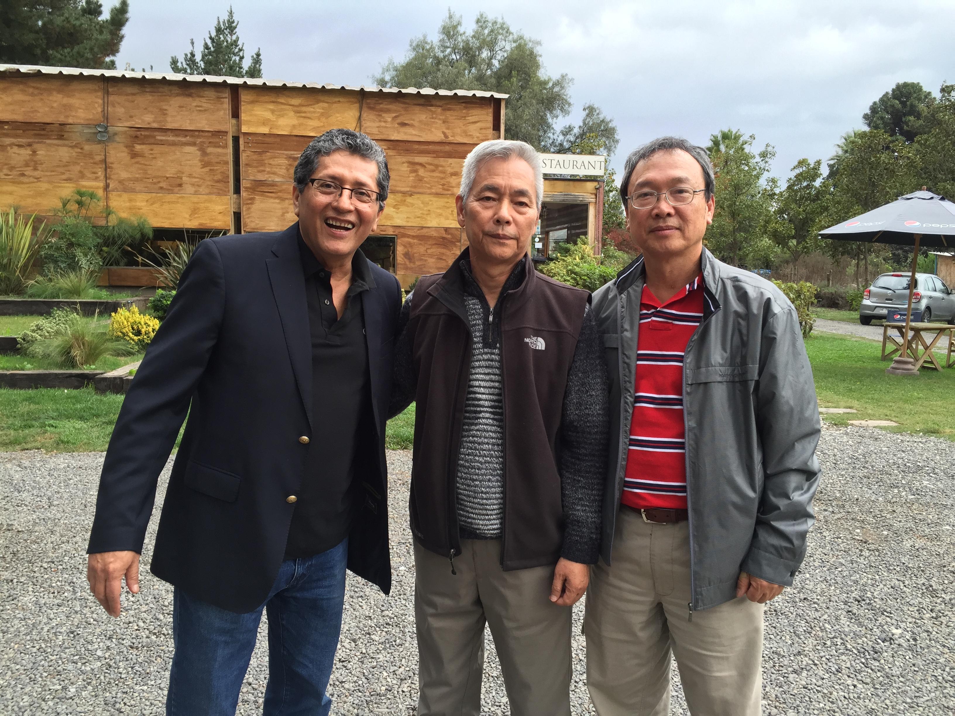 薩爾瓦多外交部長Jaime Miranda(左一), 梁僑務諮詢委員政淵(中)及陳大使新東(右一)合影