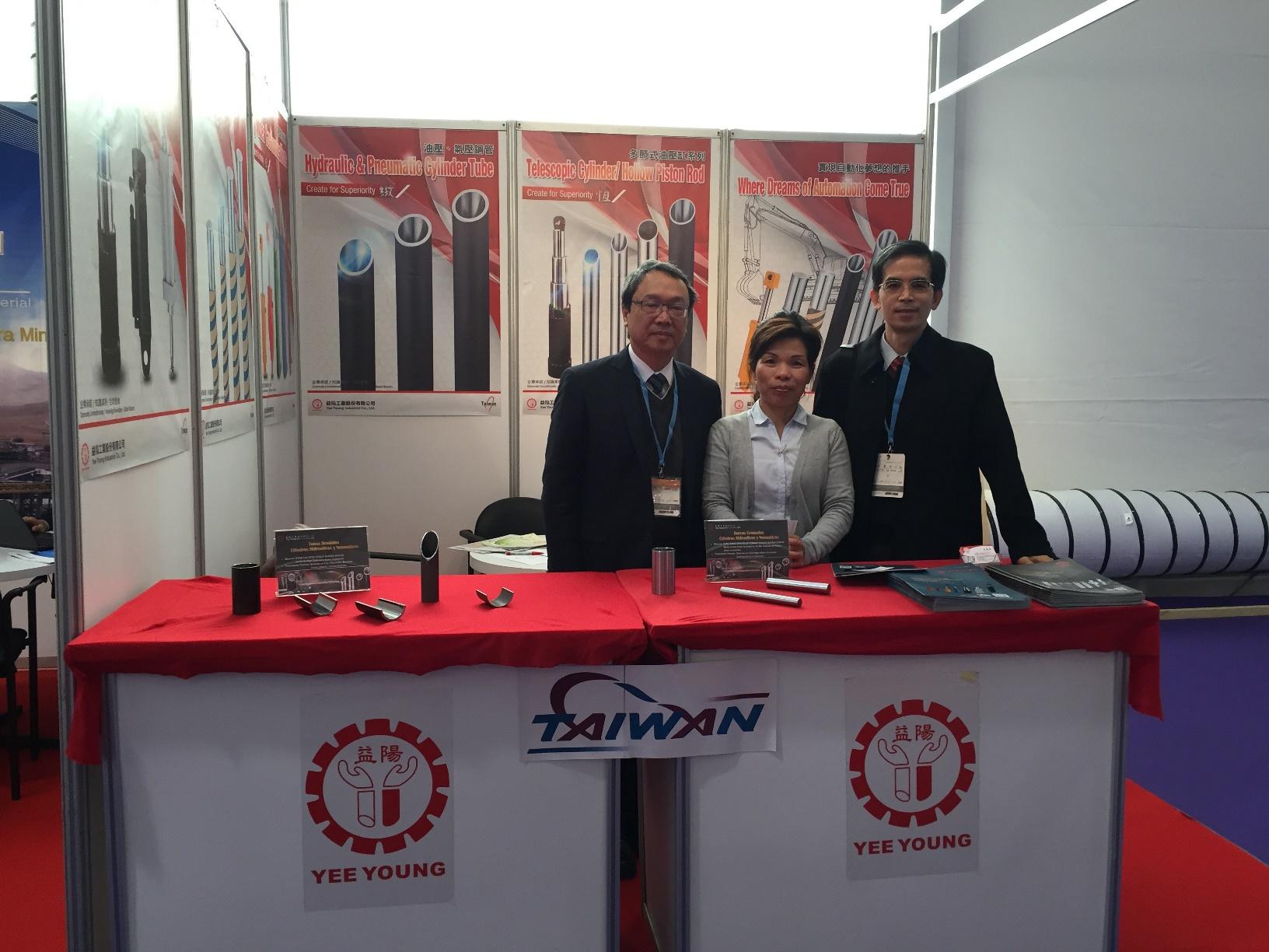 陳大使參觀我國廠商攤位