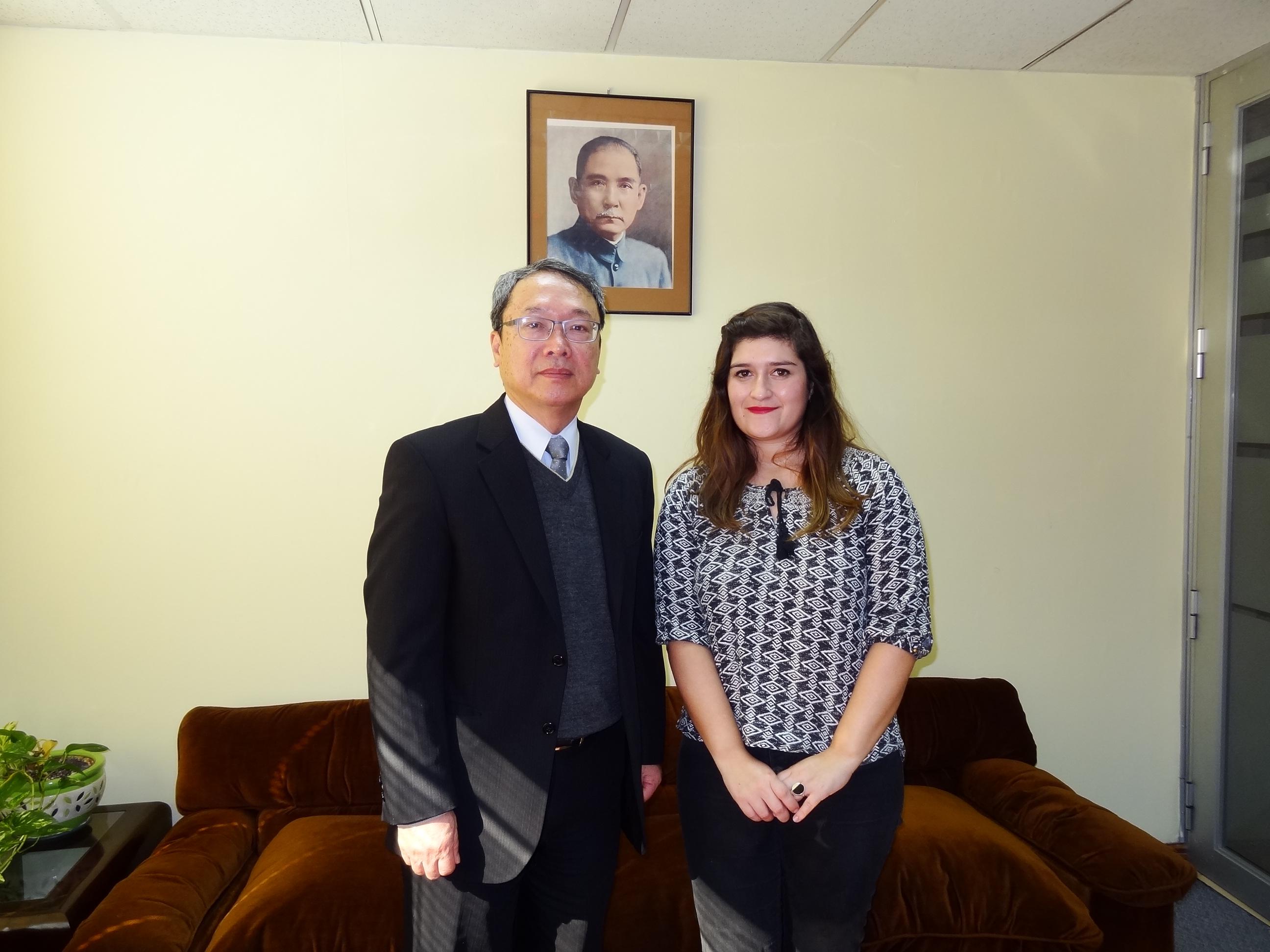 陳大使與智利華語文獎學金受獎生Paulina Machado合影