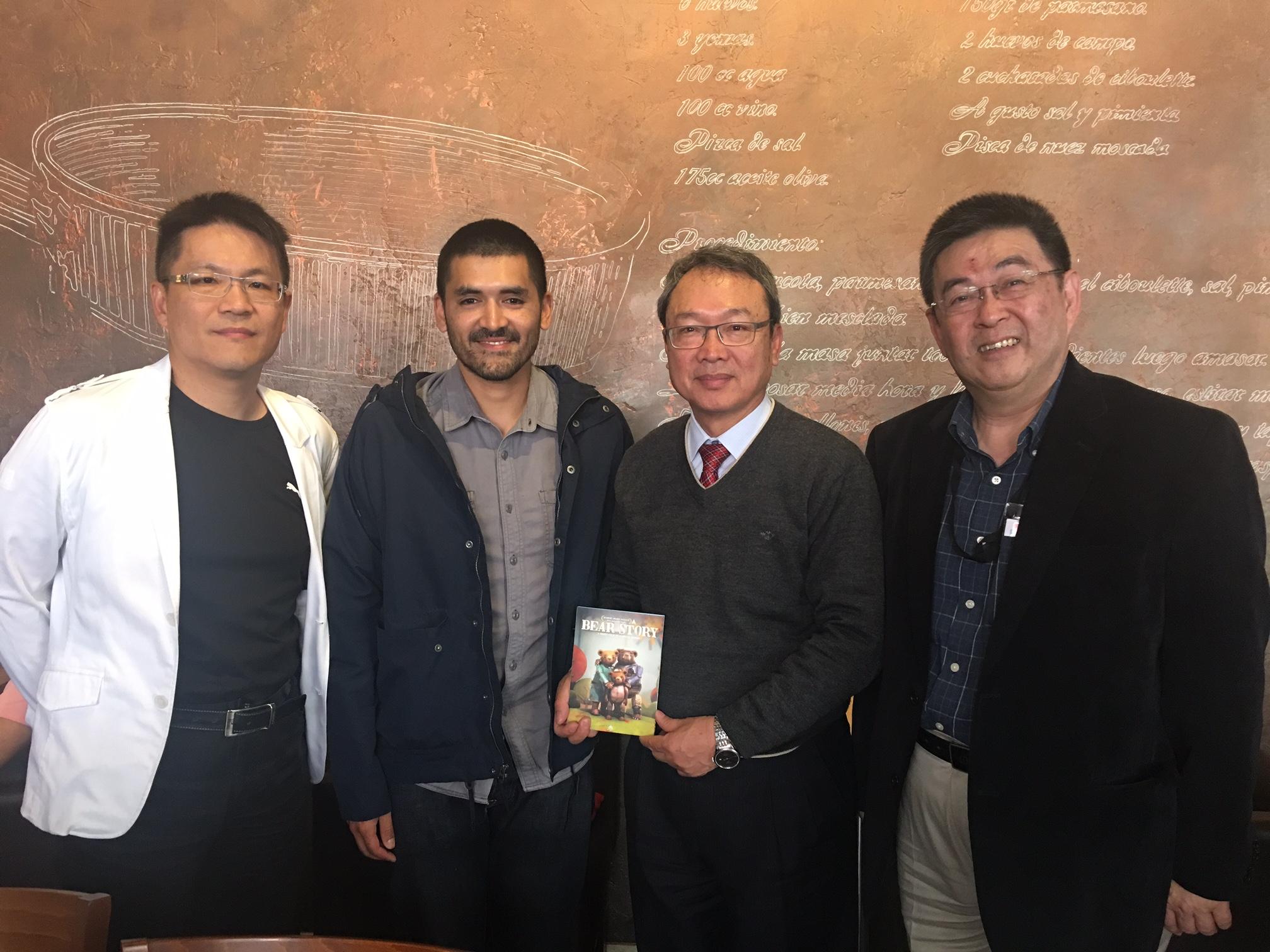 陳新東大使(右二)與奧斯卡最佳動畫短片得主Gabriel Osorio(左二)及文化大學校長李天任(右一)合影
