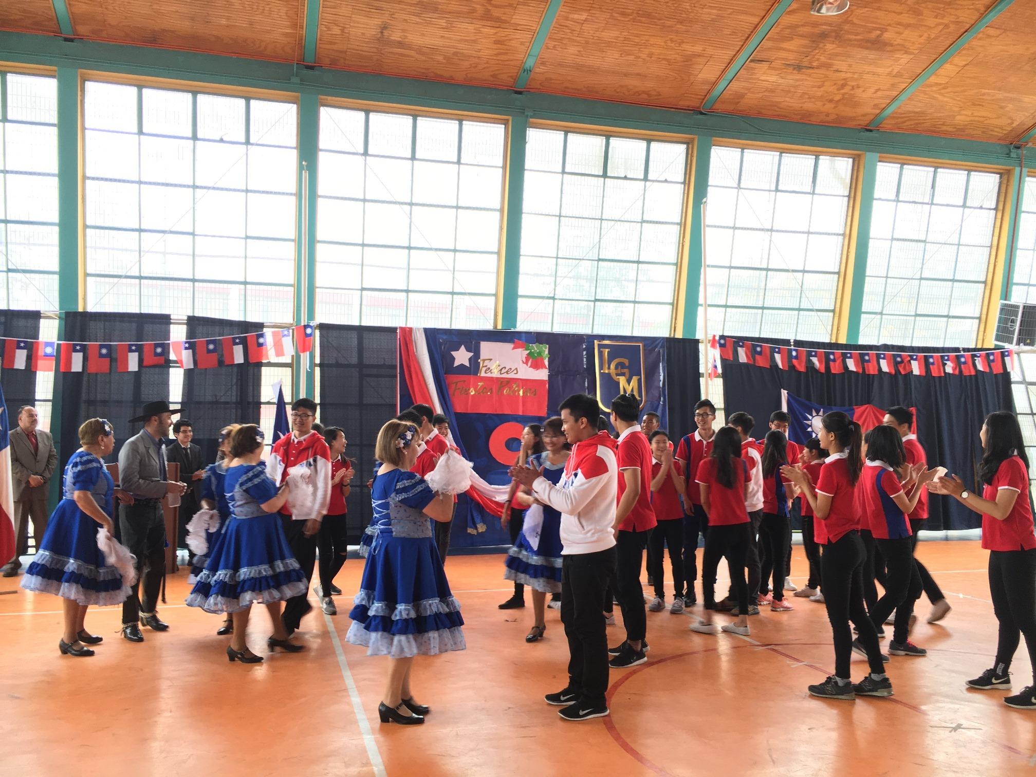 青年大使團與智利長者共舞