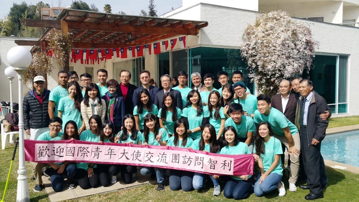 陳新東大使與僑領及青年大使團在職務宿舍合影