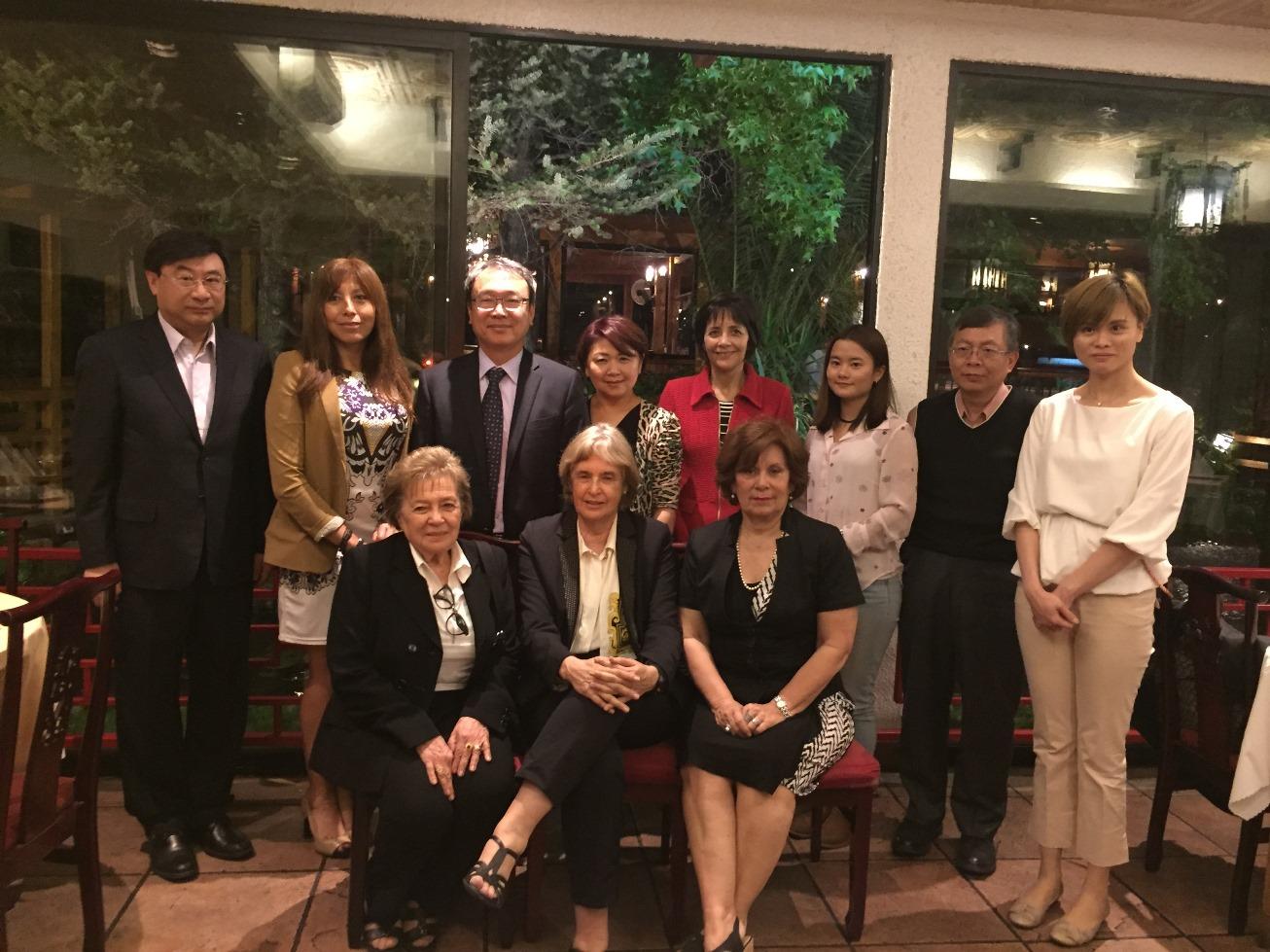 陳大使新東夫婦（第二排左三、左四）與AMMPE主席Julia Martínez（第一排中）及其工作團隊合影