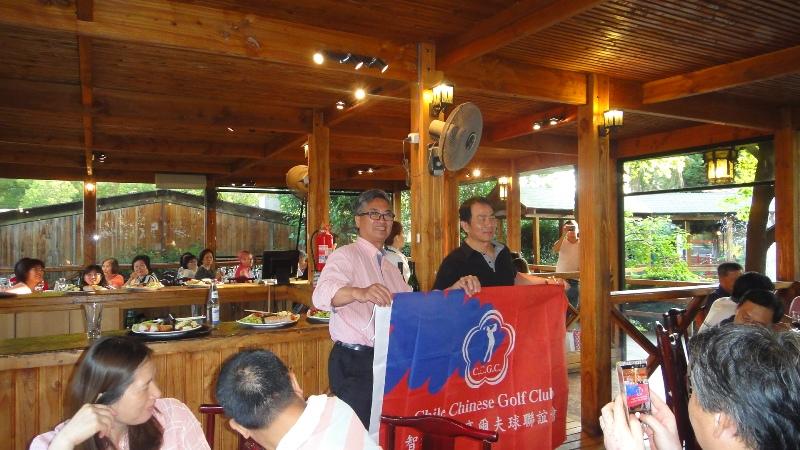 新舊任會長交接會旗(左:新任會長石基,右:卸任會長蔡瑞東)