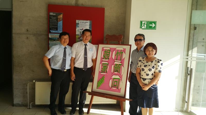 陳大使新東夫婦與謝禎祥會長(左二)及志工許哲彰醫師(左一)合影