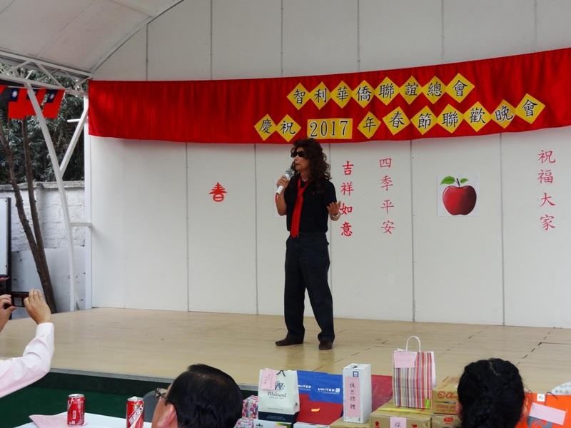 梁僑務諮詢委員政淵變裝演唱