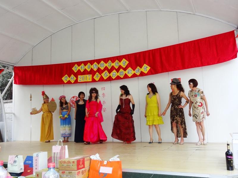 陳大使夫人(左一)及台僑變裝秀