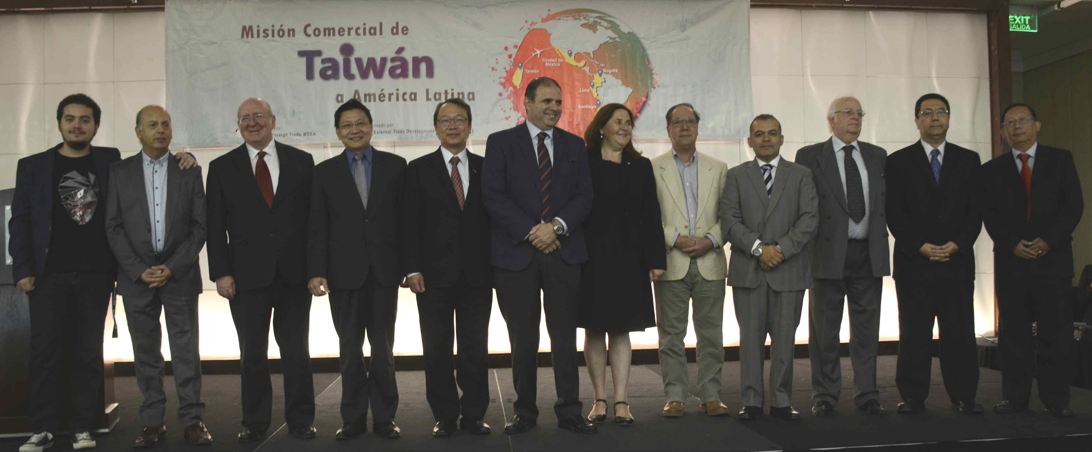 本處陳大使新東(左五)、 智利外交部對外貿易推廣局(PROCHILE)副局長Rafael Sabat(右五)及貴賓合影