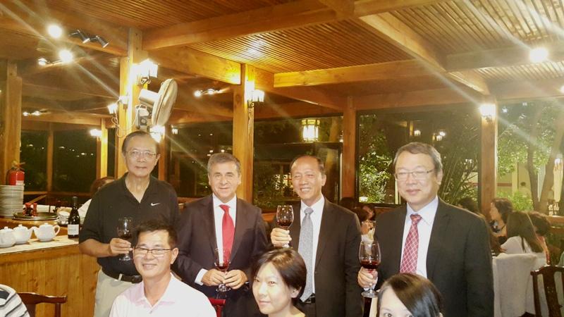 陳大使(右一)與李委員(右二)及國會議員Romilio Gutiérrez等人合影
