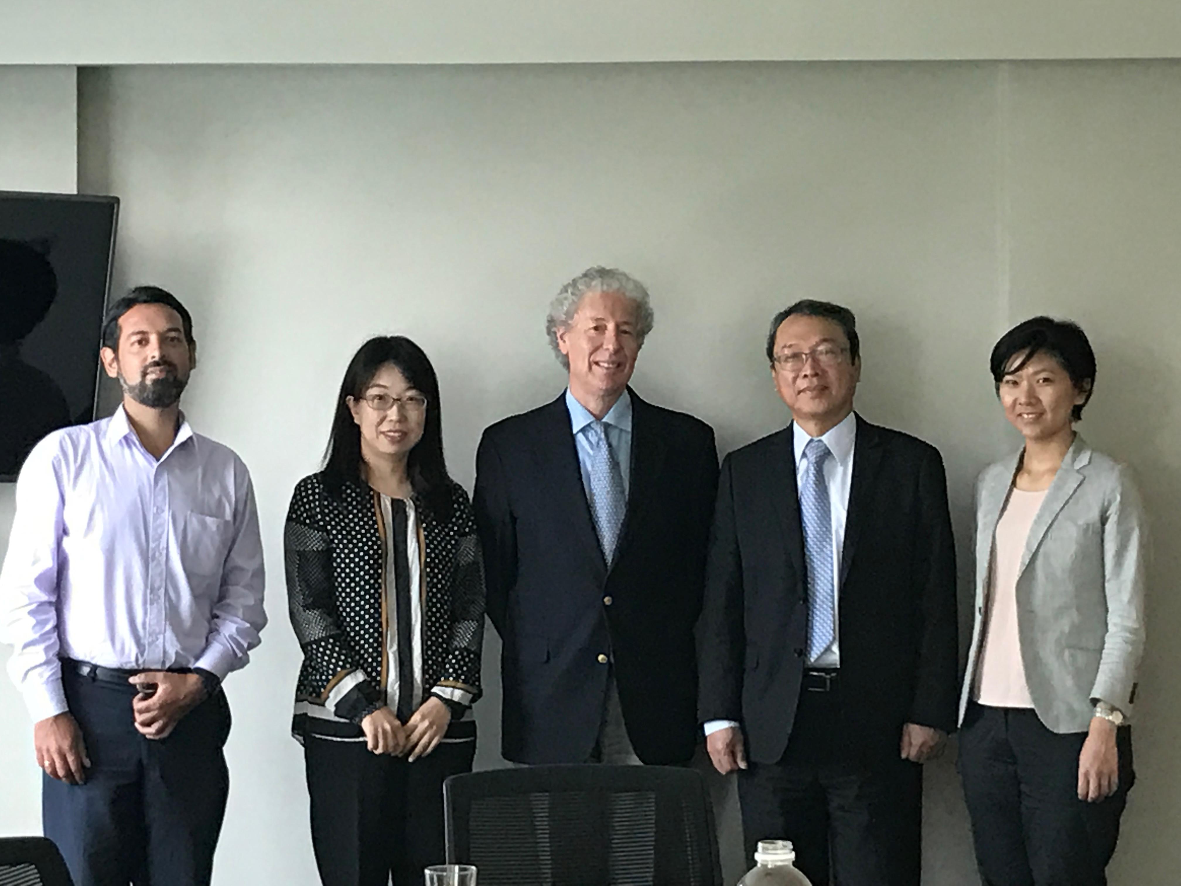 智利電機電子公會理事長Victor Grimblatt(左三)及總經理Rodolfo García(左一)、本處陳大使新東(右二)。