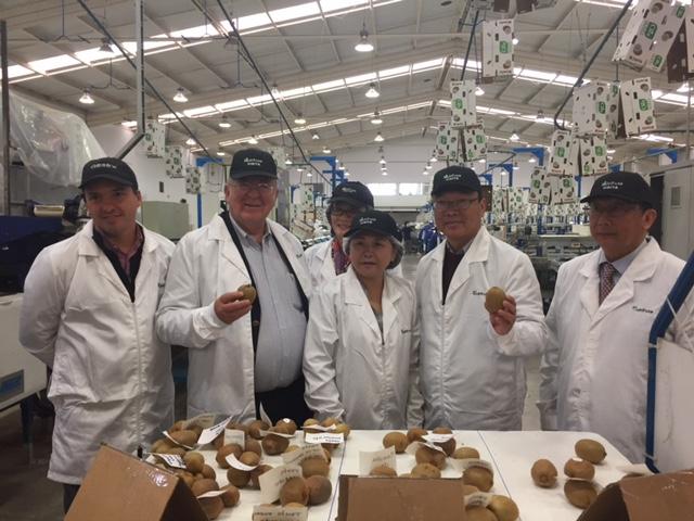 陳大使參訪GESEX水果之包裝廠