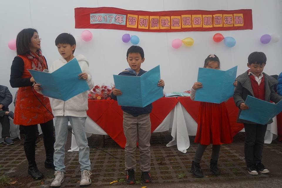 學生朗讀感謝母親 