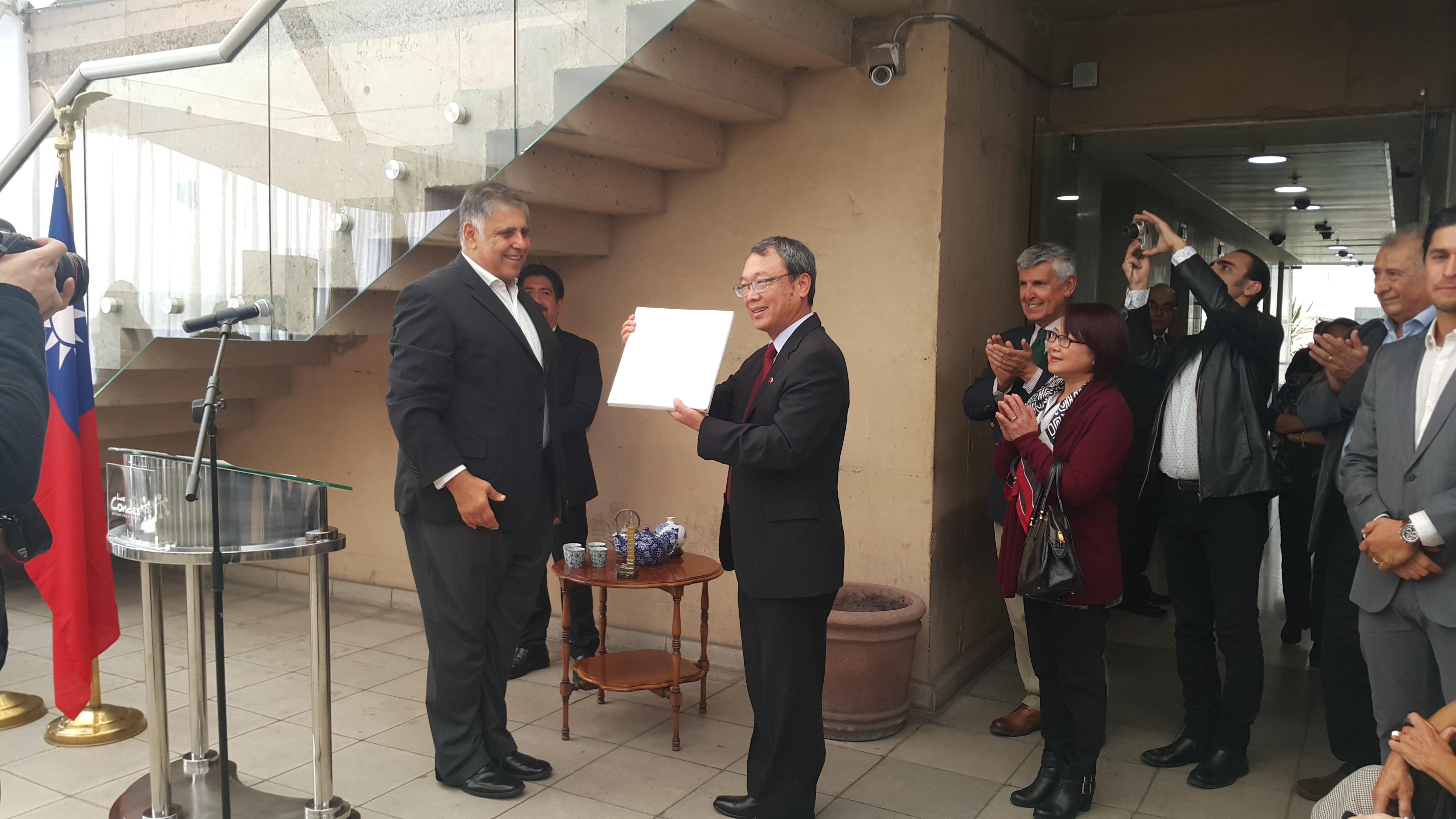 智利首都地區Las Condes市市長代表於影展開幕典禮致贈陳新東大使紀念品