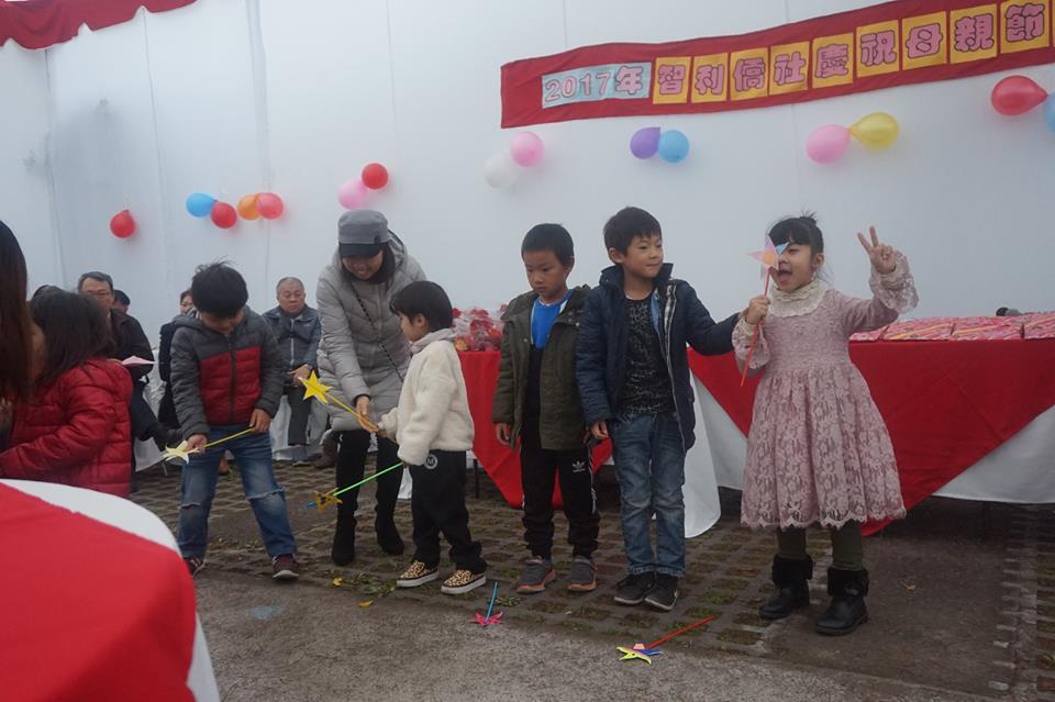 學前班小朋友向母親們致意