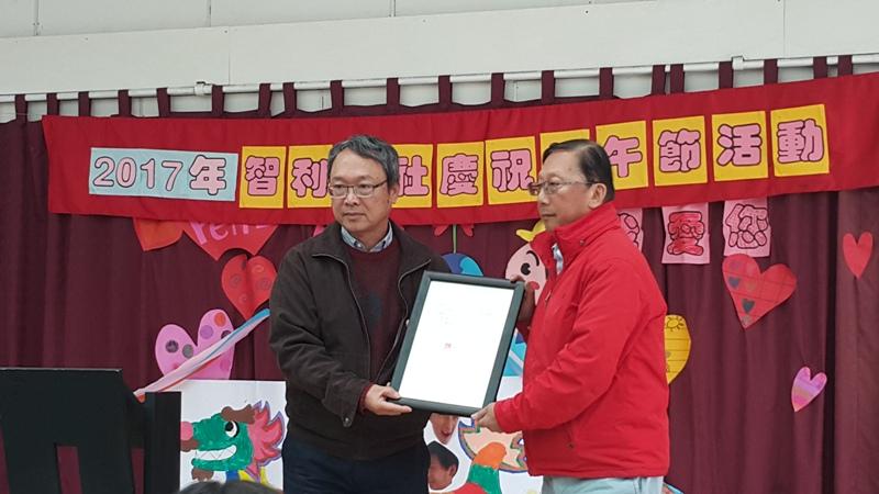 陳大使代表吳委長頒發表揚獎狀給高副主任委員主仁