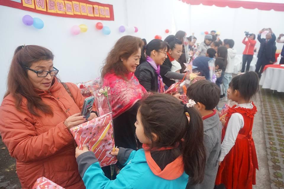 學生向母親獻禮