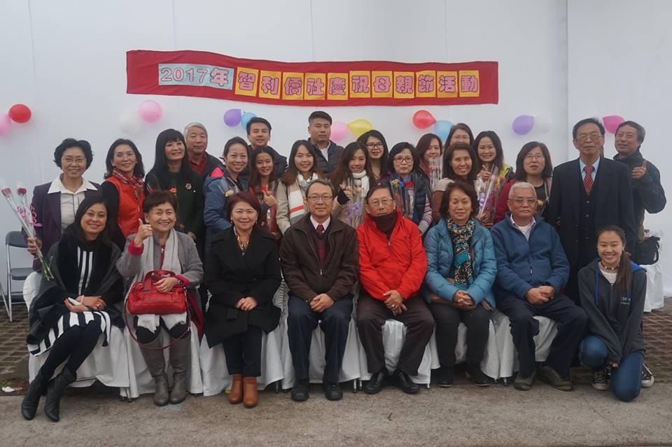 陳大使夫婦與全校師生等合影 