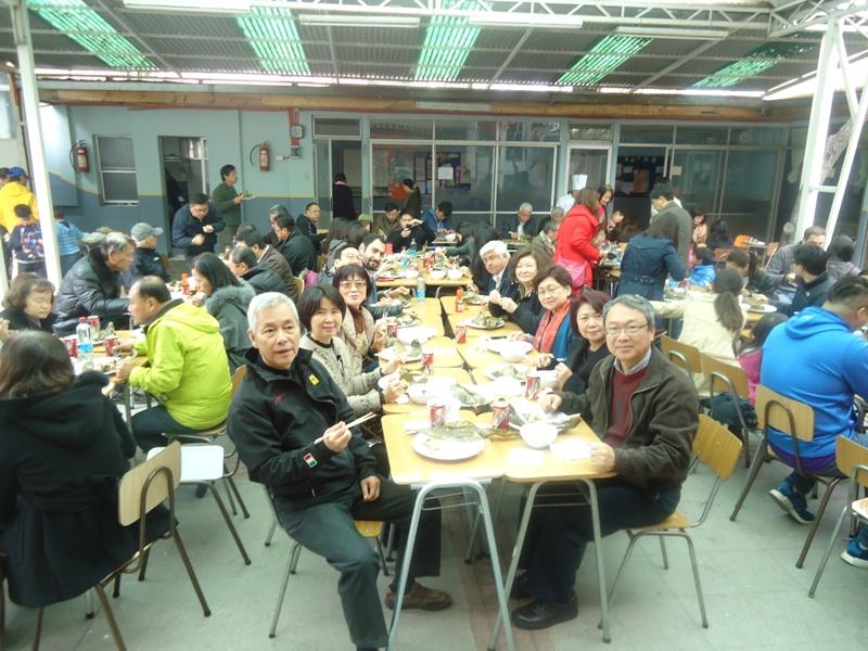 智利華僑聯誼總會舉辦慶端午活動享用粽子情形