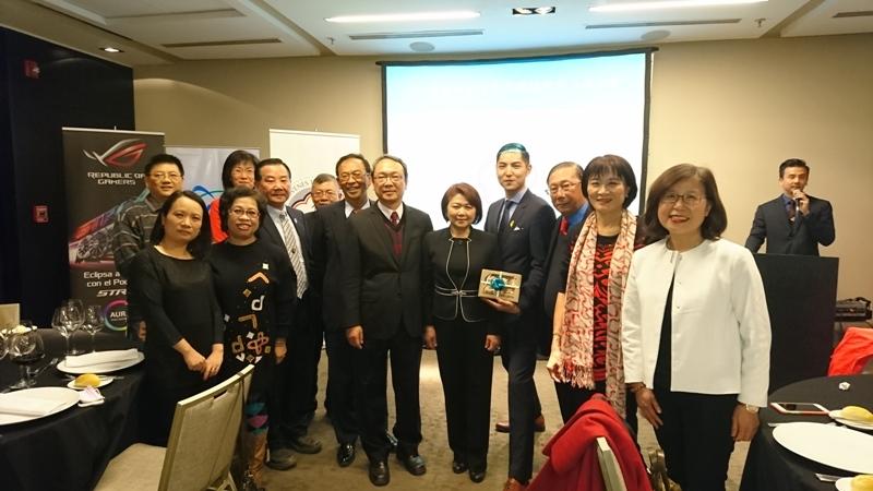 陳大使夫婦(中)與青年會嚴會長榮騏(右四)等人合影 