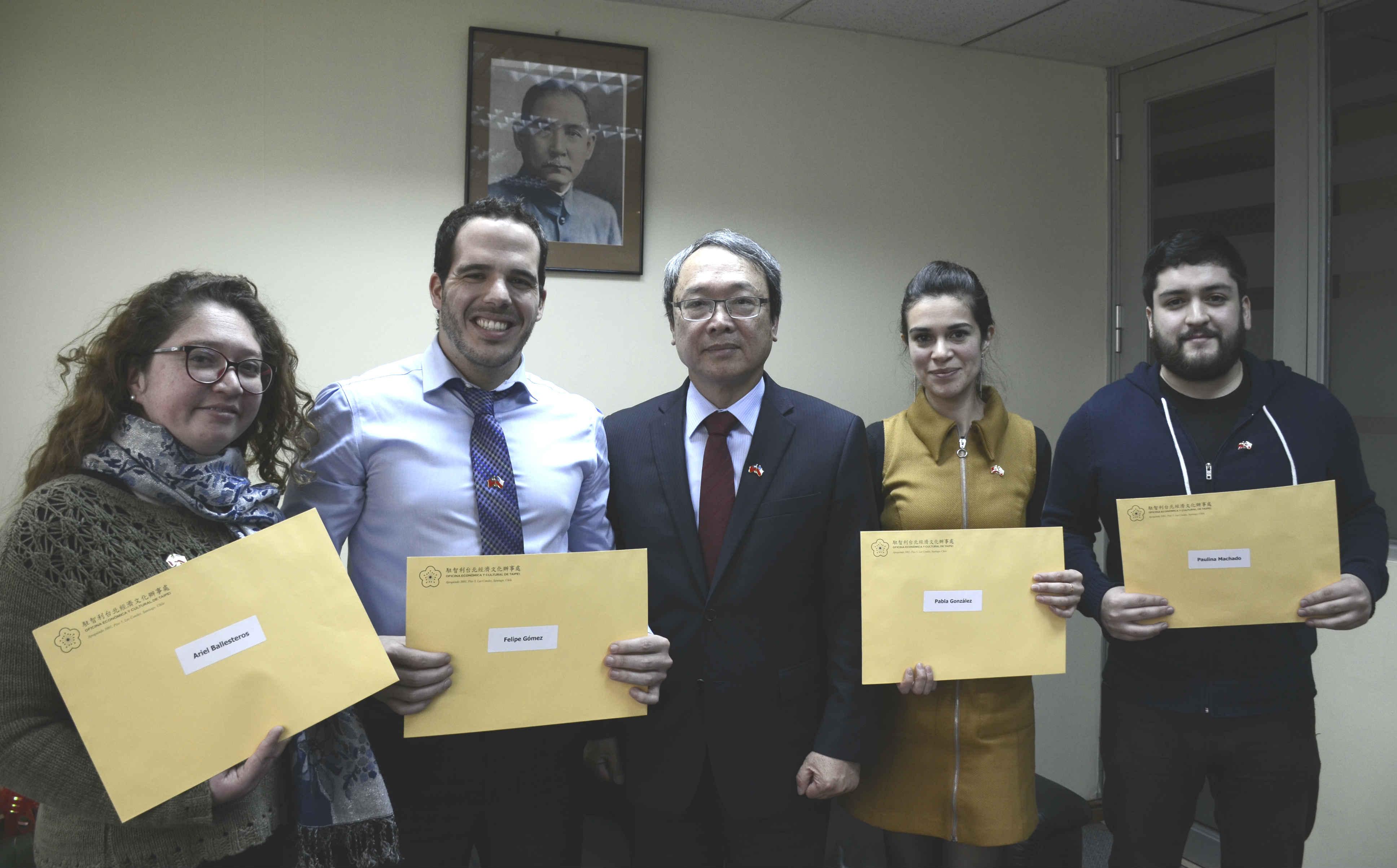 臺灣獎學金生及華語文獎學金生與陳大使合影