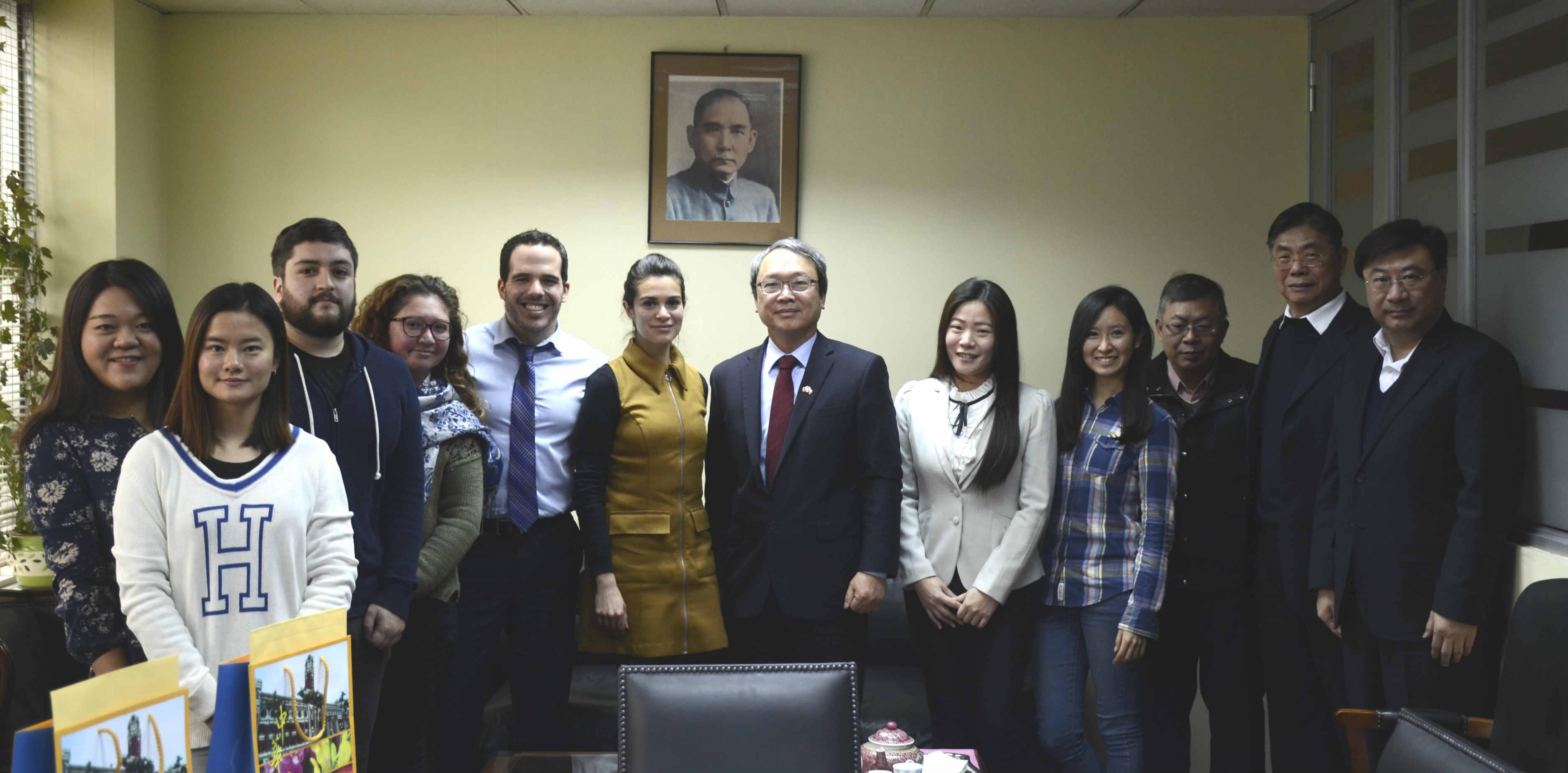 智利籍獎學金受獎生、留學智利交換生與陳大使等合影 