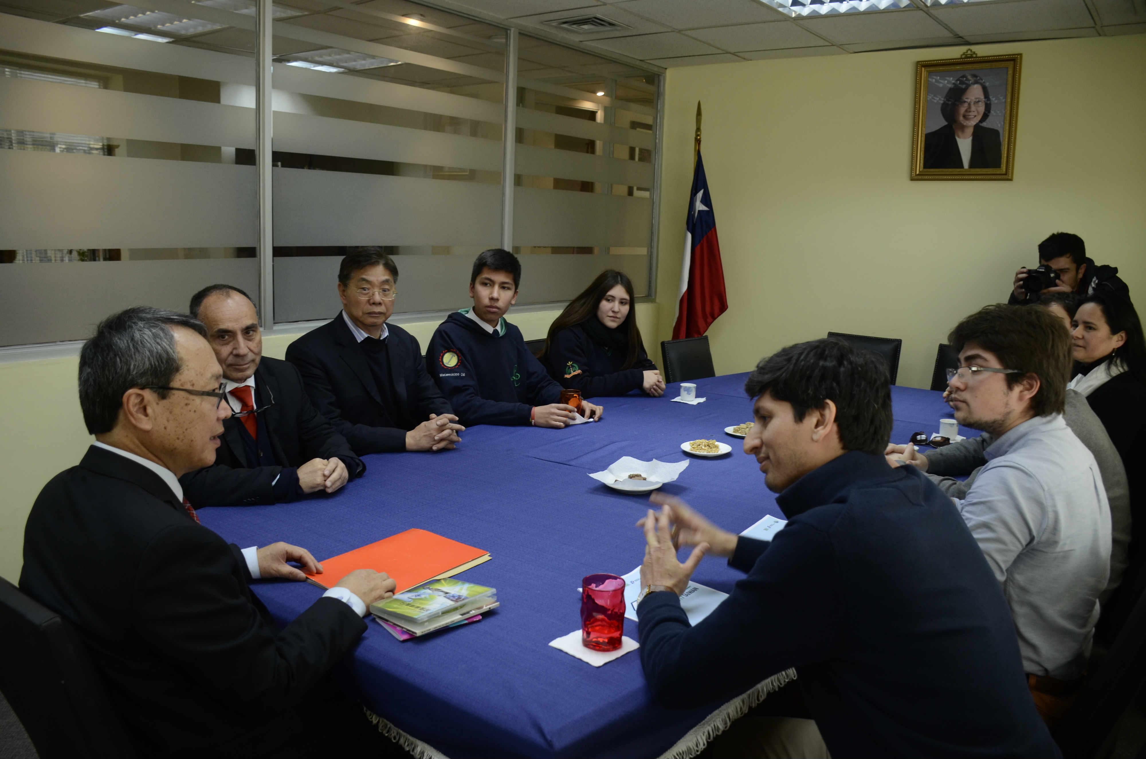 陳大使與羅布雷國會議員、赴台參加第13屆智慧鐵人創意競賽之智利代表隊及指導老師等人茶會合影 