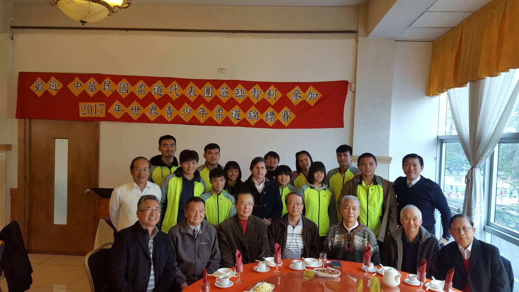 陳大使與僑領、智利柔道聯盟主席及我國柔道代表隊合影