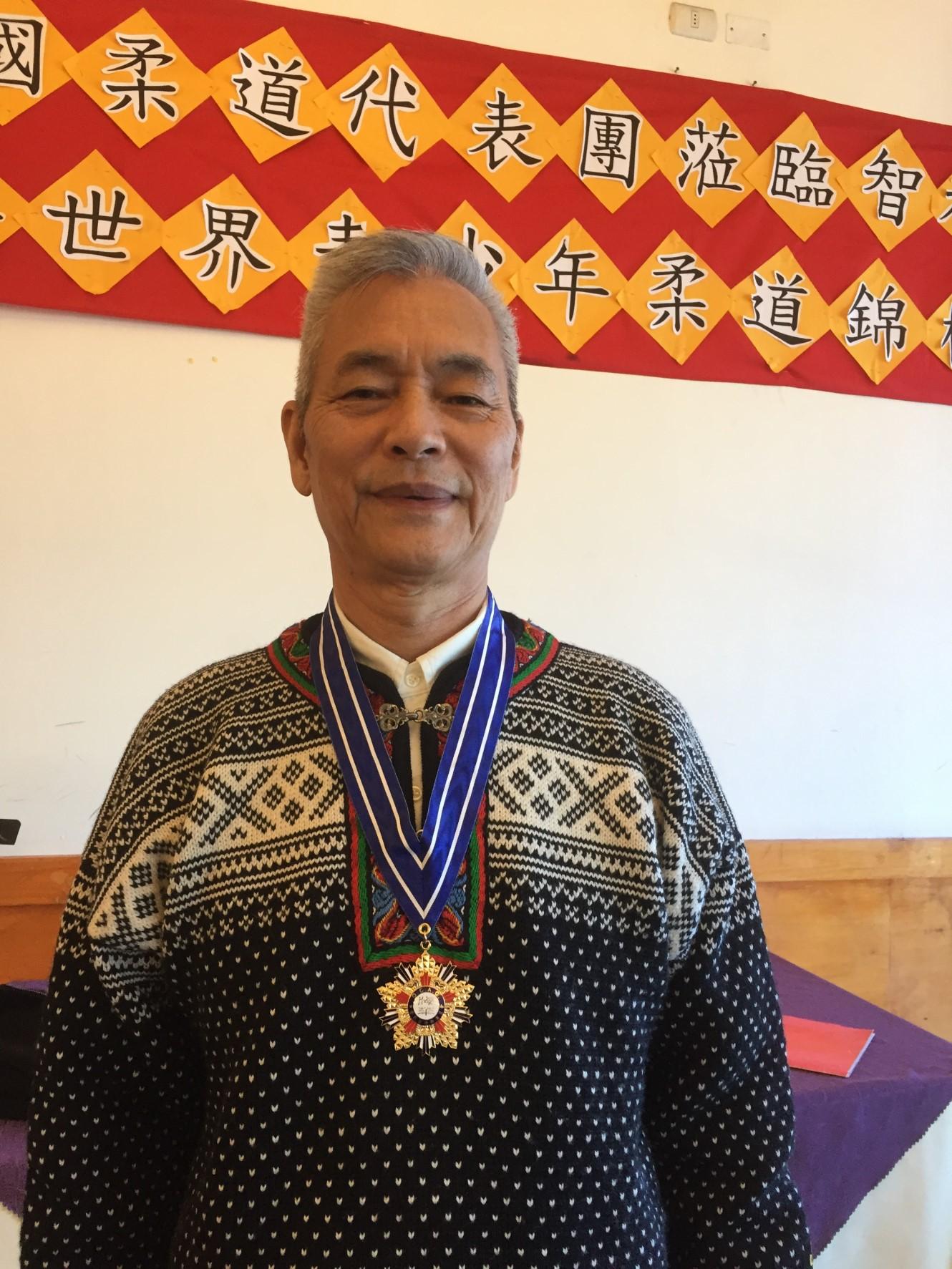 智利華僑聯誼總會主任委員梁政淵獲頒海華獎章