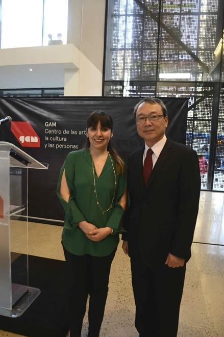 陳大使新東與智利文化中心(GAM)節目部主任Palmera López Rodríguez合影
