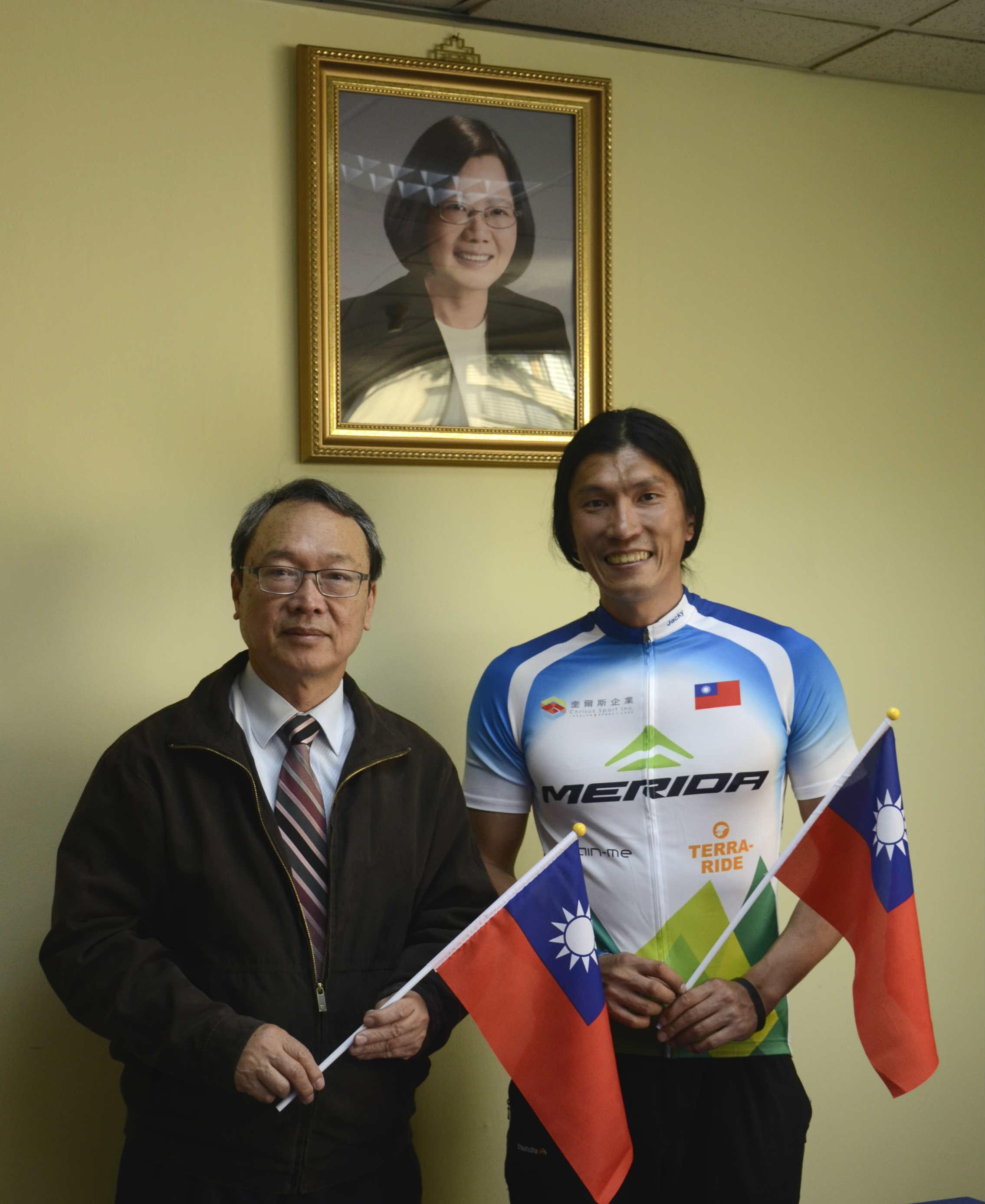 陳大使新東與陳峻永先生合影