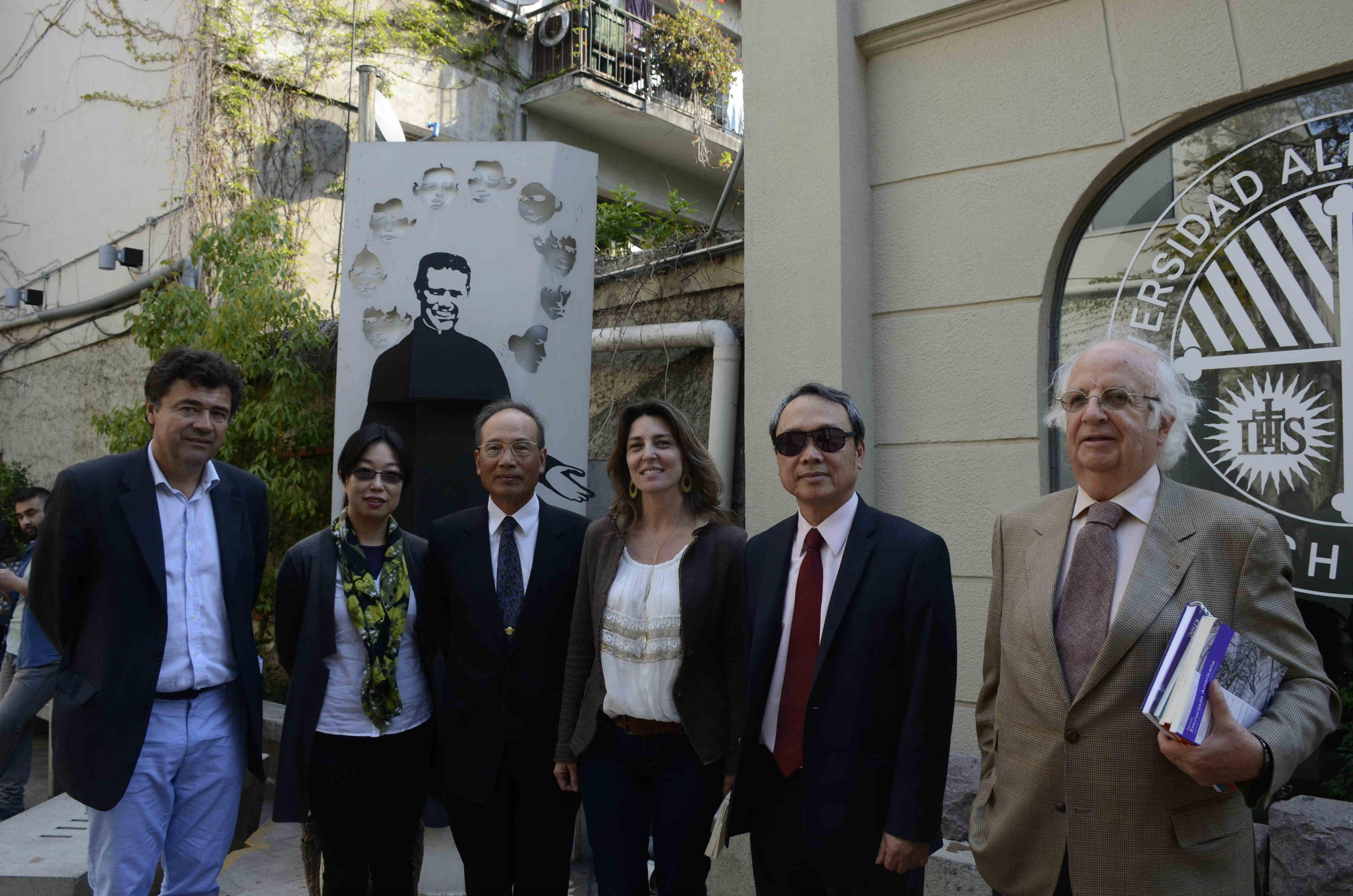 陳大使新東（右二）、智利前駐臺代表Pablo Balmaceda(右一) 、Alberto Hurtado天主教大學國際關係暨政治學院院長Dra. Paulette Landon（右三）及Dr.Esteban Valenzuela教授（左一）合影