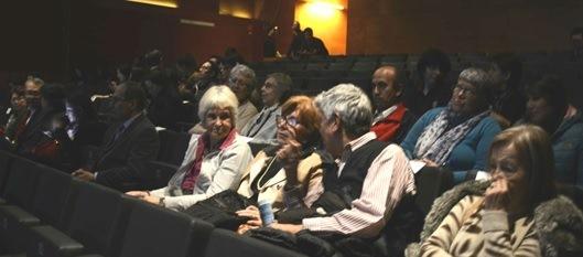 觀眾陸續進場觀賞影片(前排右4為智利籍世界女記者暨作家協會前總會長Julia Martínez、右3為世界女記者暨作家協會智利分會前會長Noelia Miranda，左1、左2為陳大使夫婦)