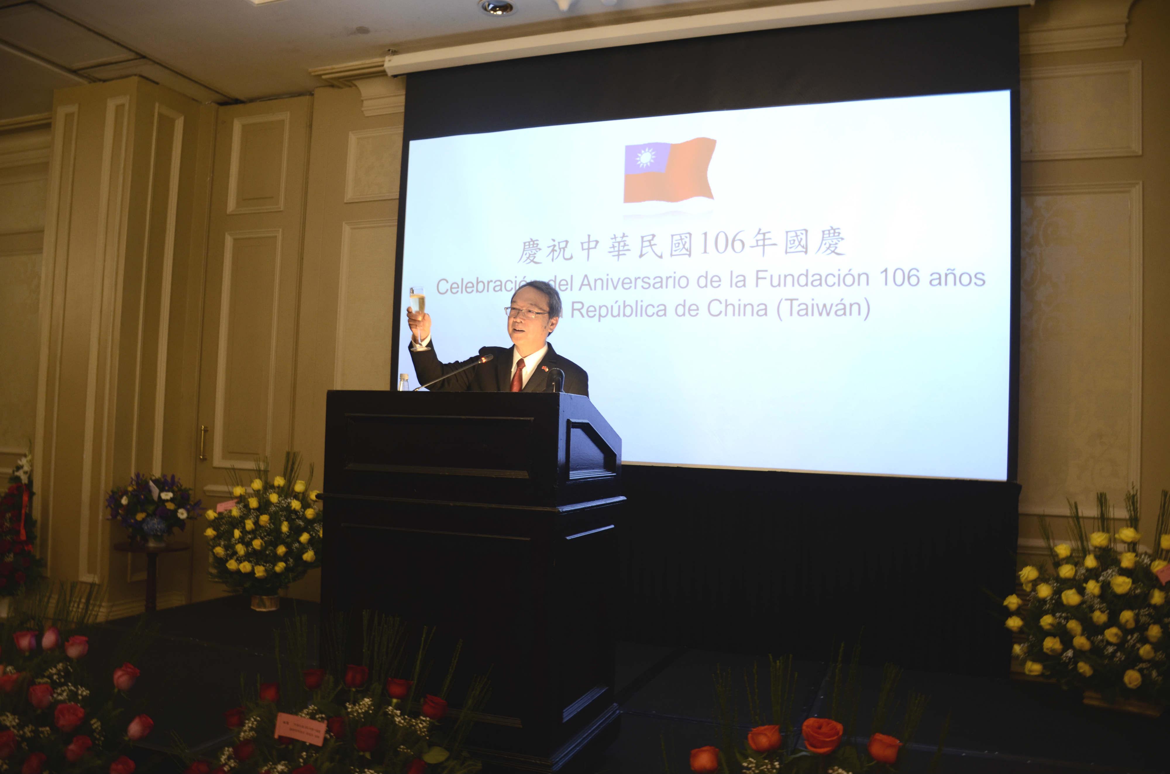 陳大使舉杯祝賀國慶