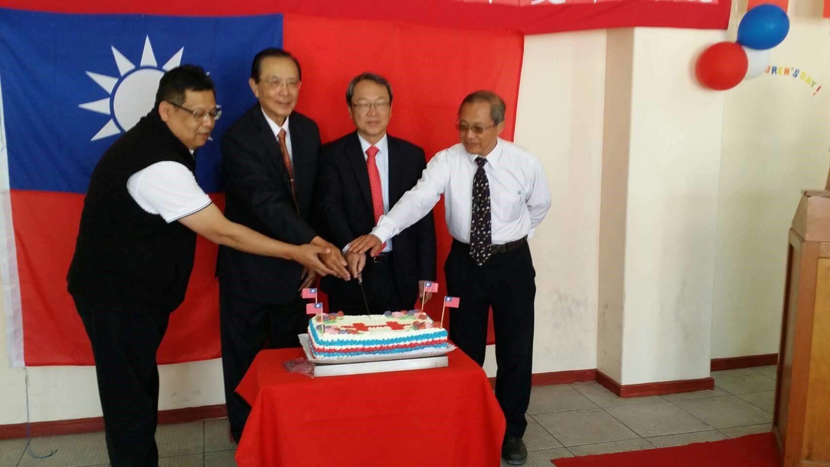 陳大使新東(圖右二)、傅僑務委員平波(圖左二)、柯校長穎誠(圖右一)及錢理事志偉(圖左一)於國慶蛋糕前合影。